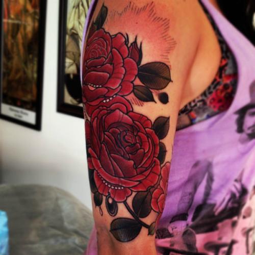 Due rose rosse tatuaggio