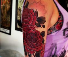Due rose rosse tatuaggio