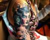 Elegante signora tatuaggio sul braccio