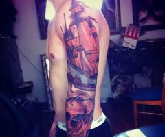 Tatuaje de barco en el brazo