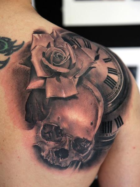 Tattoo lubanje i roza sat
