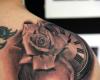 Tattoo lubanje i roza sat