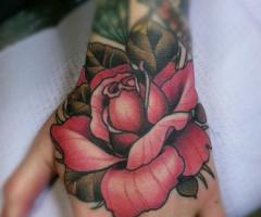 tatuaje rosa mano