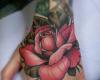 tatuaje rosa mano
