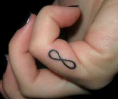 tatuaje de infinito en el dedo