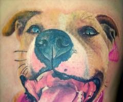 Tatuaje de perro lindo con lengua afuera