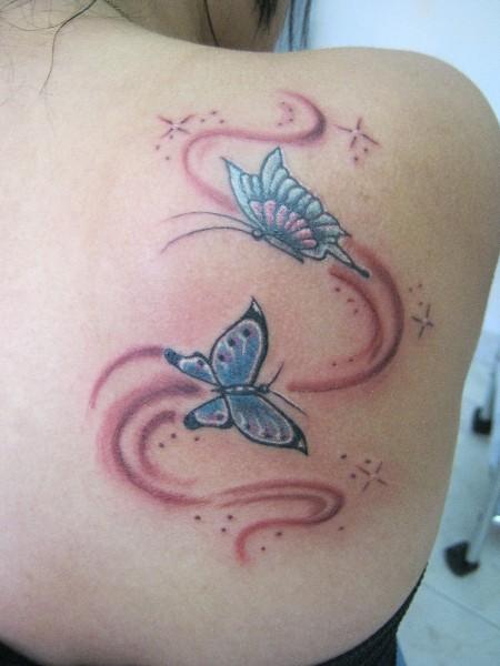 Tatuaje de dos mariposas en la espalda