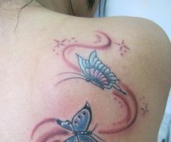 Tatuaje de dos mariposas en la espalda