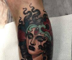 Rostro de mujer y pajarera