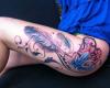 Tatuaje de pluma con arabescos