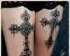 Tatuaje de cruces en las piernas