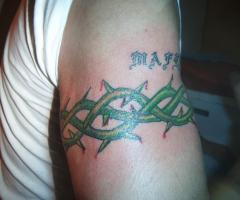 Tatuaje de pulcera de espinas y nombre Mafer