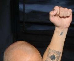 Tatuajes de Lucas Aveldaño en su brazo izquierdo