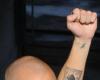 Tatuajes de Lucas Aveldaño en su brazo izquierdo