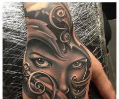 Realismo tatuaje rostro mujer