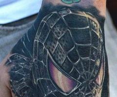 Spiderman tatuaje en la mano