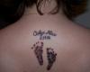 Tatuaje de huellitas de pies en la espalda