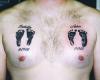Tatuaje de huellas de dos hijos en el pecho