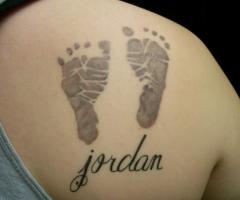 Tatuaje de los piecitos del niño Jordan