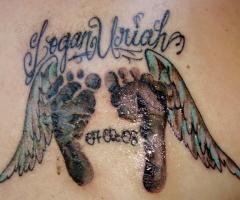 Tatuaje de pies de bebe con nombre y fecha