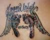Tatuaje de pies de bebe con nombre y fecha