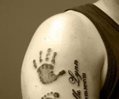 Tatuaje del pie y mano de un bebe