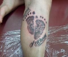 Tatuajes de huellas de pie en el tobillo