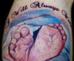 Los piecitos de un bebe con una frase alrededor