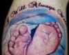 Los piecitos de un bebe con una frase alrededor