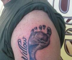 Tatuaje de pies con grises y sombras
