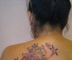 Tatuaje de rosas en la espalda