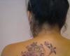 Tatuaje de rosas en la espalda