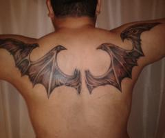 Tatuaje de alas de murciélago