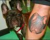 le chien est-il tatoué avec la gueule de son maître?