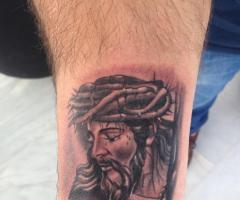 Tatuaje pequeño de Jesús