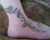 Tatuaje de enredadera en el pie