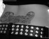 Una scritta in stile anni cinquanta tatuata sul fondoschiena