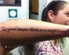 Tatuaje de frase de homenaje