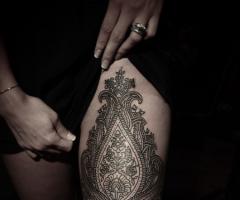 Tatuaje decorativo en la pierna de Sophie