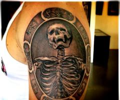 Porta retrato de esqueleto por el tatuador Ben Grillo