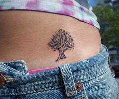 Tatuare un albero di dimensione molto piccola