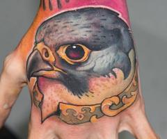 Rostro de Aguila tatuado en la mano