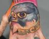 Rostro de Aguila tatuado en la mano