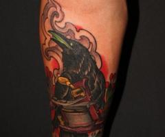 Tatuaje de cuervo con maquina de tatuar