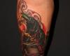 Tatuaje de cuervo con maquina de tatuar