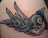 Bella foto con una spettacolare tattoo rondine