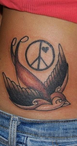 Simbolo di pace e di rondine nello stesso tatuaggio