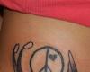 Simbolo di pace e di rondine nello stesso tatuaggio