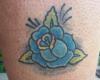 Piccolo tatuaggio di una rosa blu