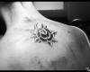 Tatuaggio sulla schiena di una ragazza